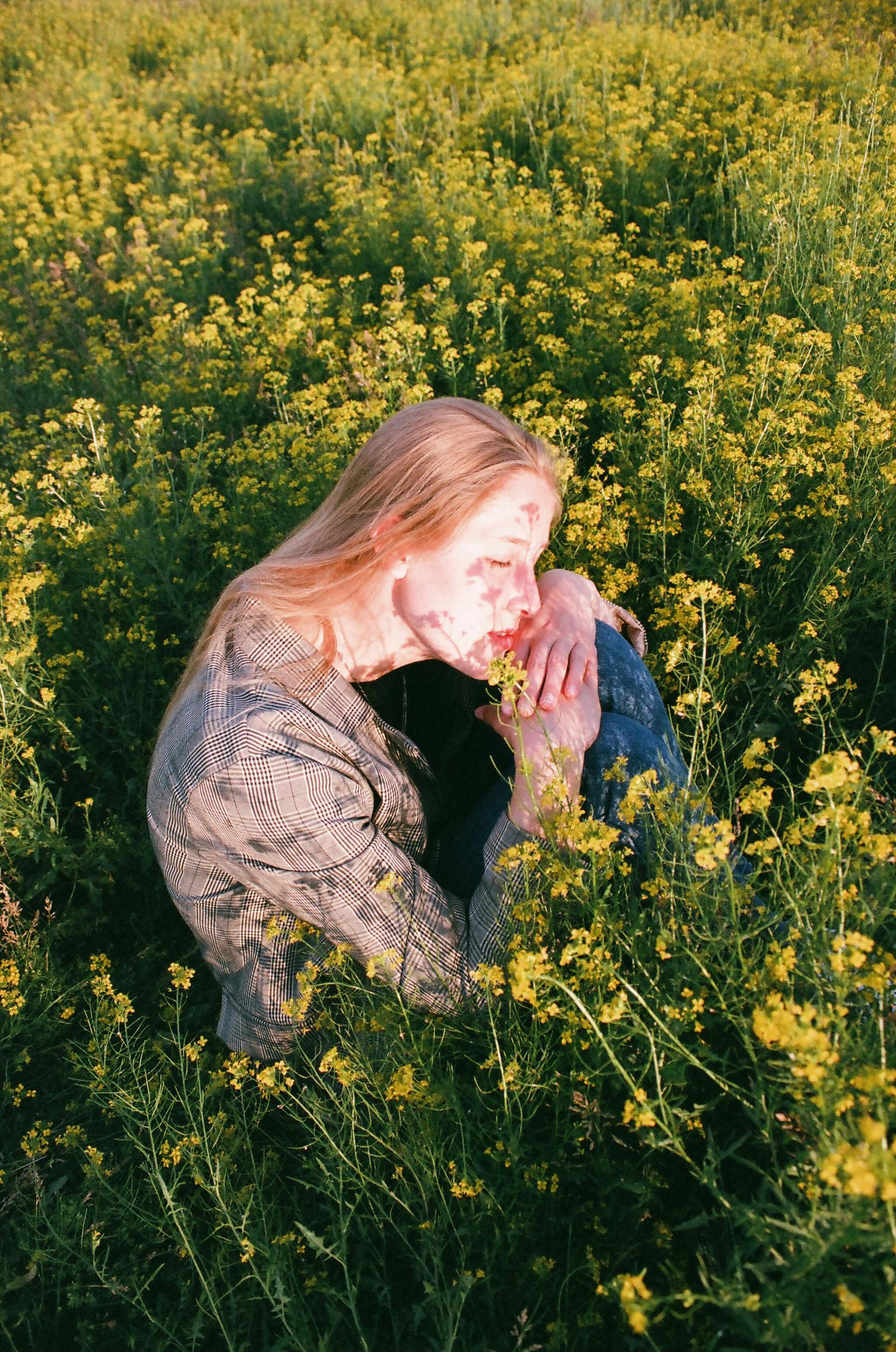 Portrait photography in wildflower field using Daydream app's authentic film color simulation